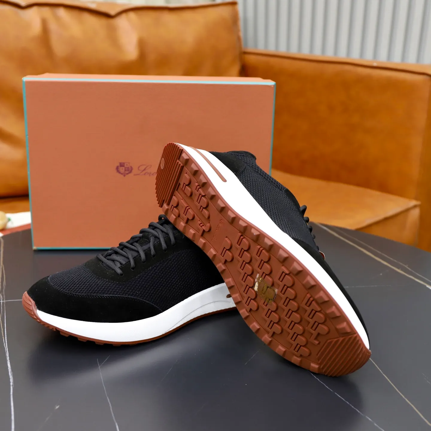 Ex-factory price: 560💰Loro Piana Tennis Walk men’s moral training sneakers! These new textured leather tennis shoes feature an ultra-low-top design for year-round wear and are water-resistant. The wrapped sole creates an effortlessly attractive color combination that harmoniously blends functionality with understated style. The ideal footwear option for urban dressing. The heel is decorated with a soft calfskin tongue with Kummel color inserts and an embossed LP logo. Cotton shoelaces. Material: Upper: Gray woven stitching with cowhide accents! Sole: Rubber lining: Cow leather original rubber sole, excellent foot comfort, complete package! Size: 38-39-40-41-42-43-44 leather shoe size (4546 can be customized)